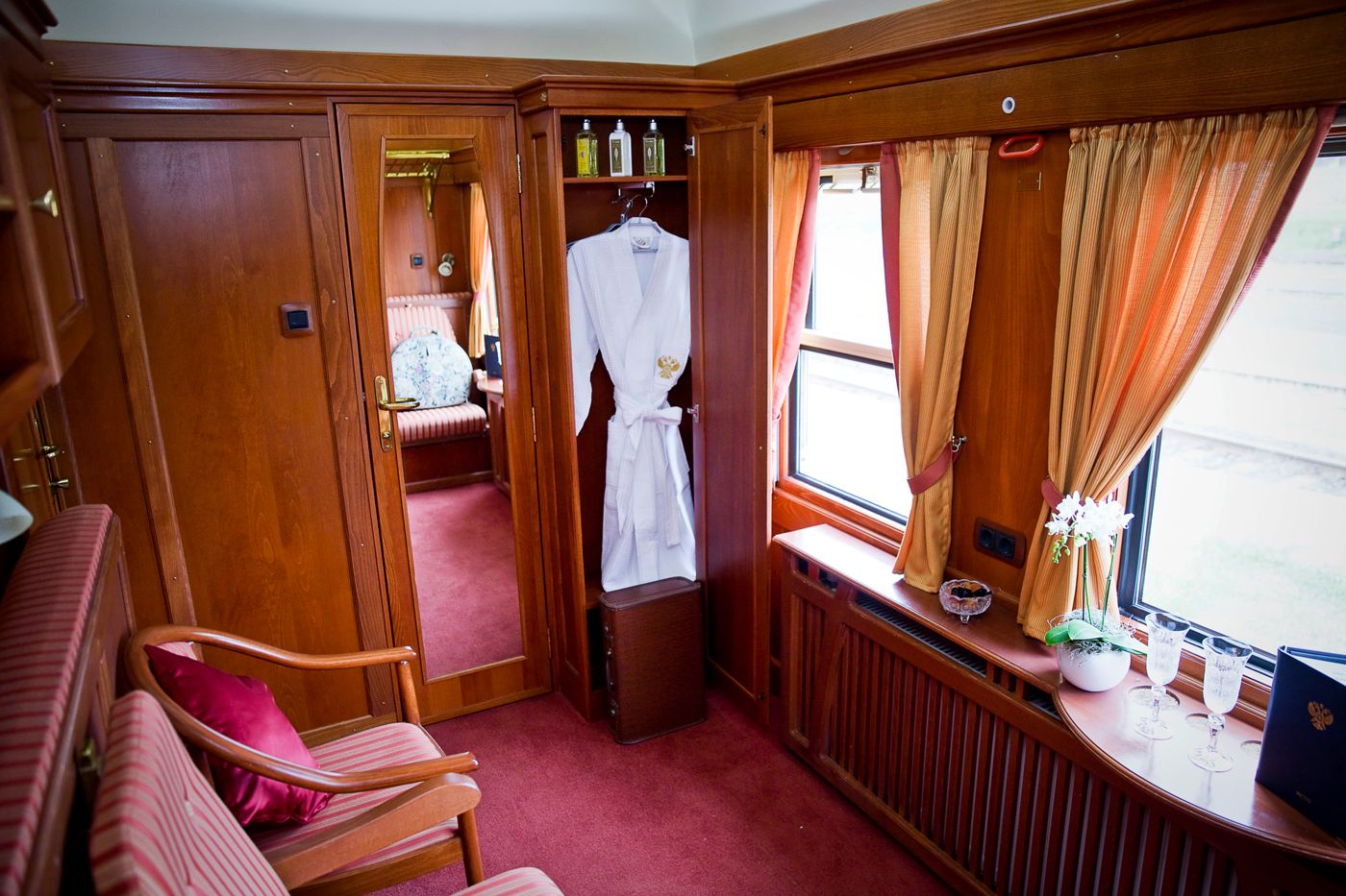Cabina Deluxe con sillones y ventana