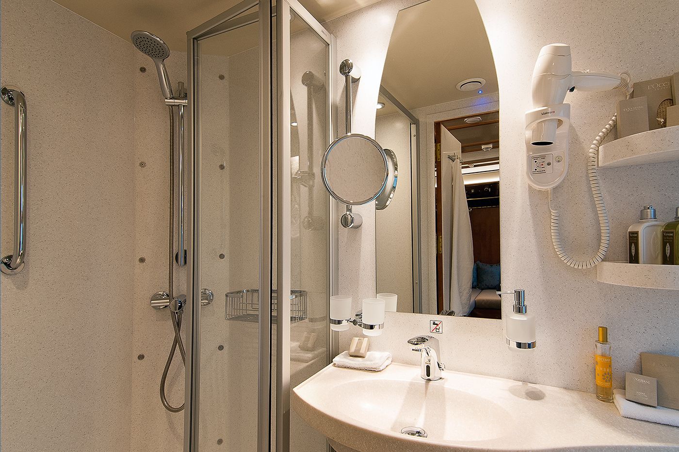 Baño privado con ducha de la cabina Superior Deluxe