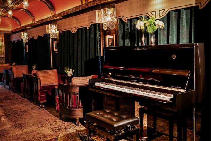 Golden Eagle Silk Road Express: the bar lounge car