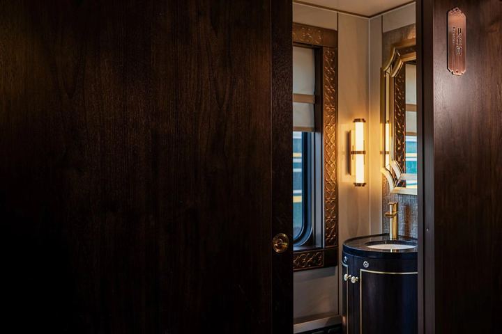Golden Eagle Silk Road Express: the bar lounge car