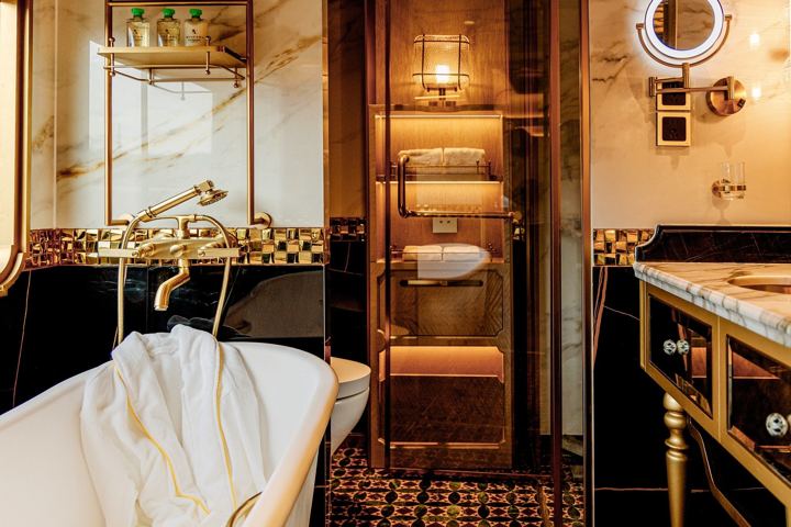 Golden Eagle Silk Road Express: the Han Dynasty Suite bathroom