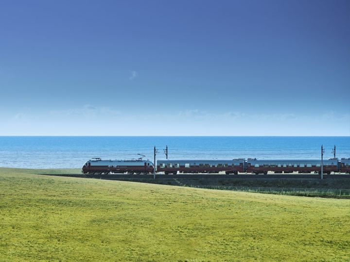 Golden Eagle Silk Road Express: the train beside Qinghai Lake