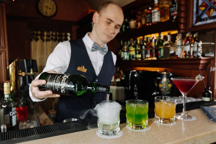 Golden Eagle: the bar lounge car