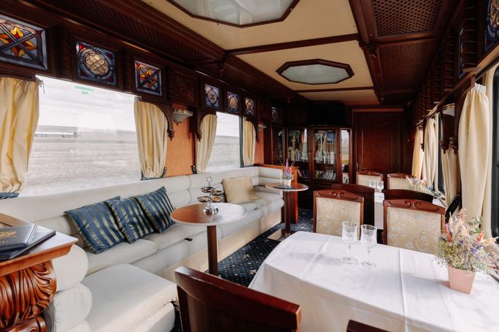 Golden Eagle: the bar lounge car