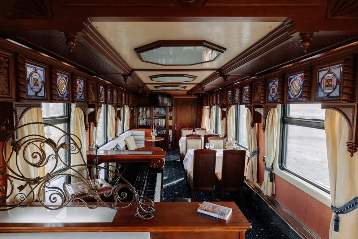 Golden Eagle: the bar lounge car