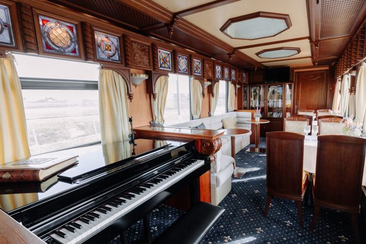 Golden Eagle: the bar lounge car