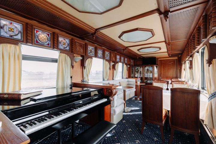 Golden Eagle: the bar lounge car