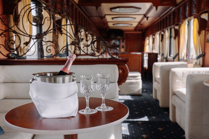 Golden Eagle: the bar lounge car