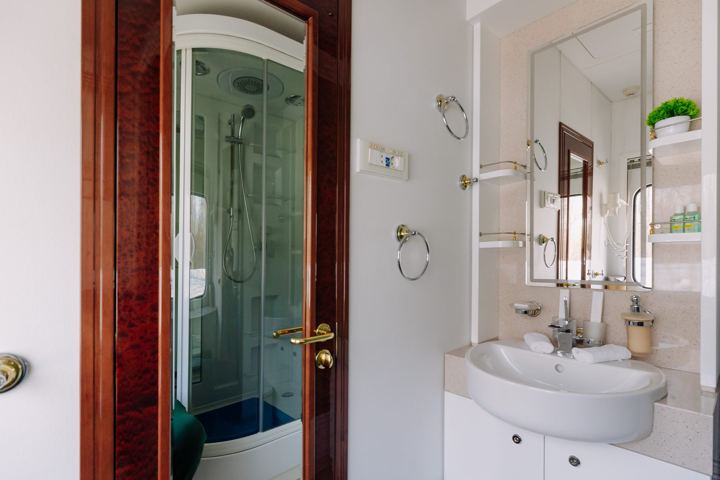 Golden Eagle: the Imperial Suite bathroom