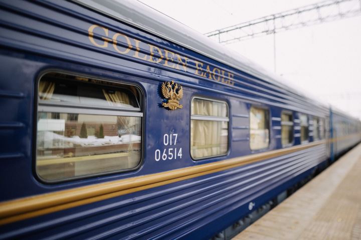 Golden Eagle: staff welcoming guests to the train
