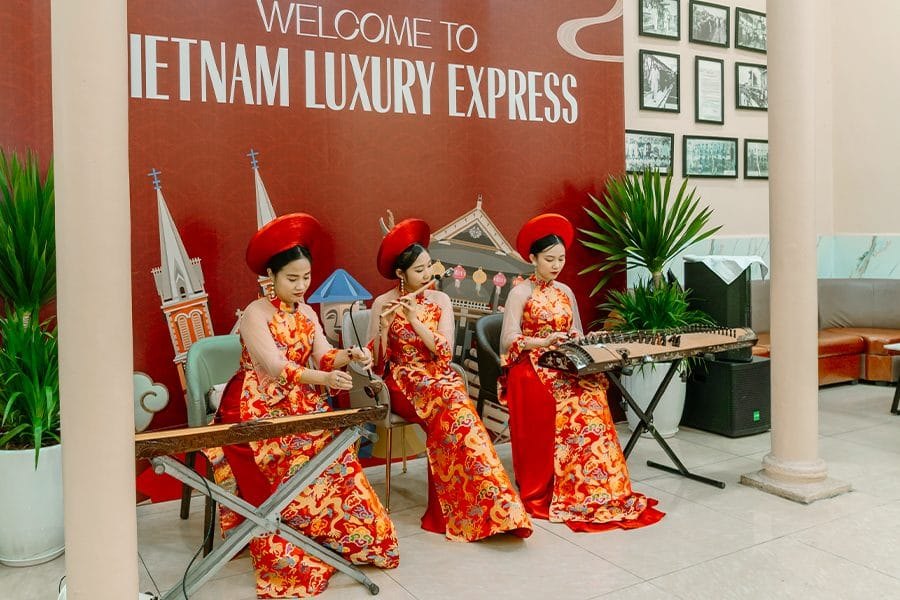 SJourney Vietnam Luxury Express - en route